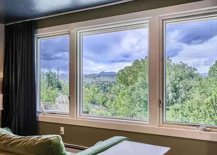 Spacious Suite Mtn Views Peaceful & Private